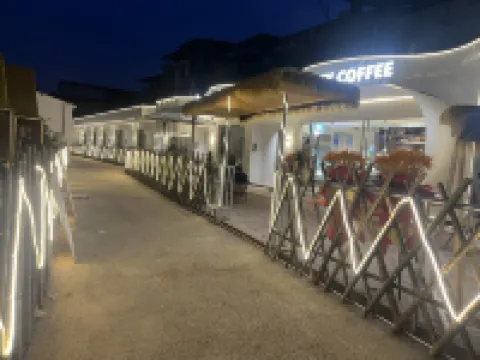 Mountain Courtyard-Style Hotel