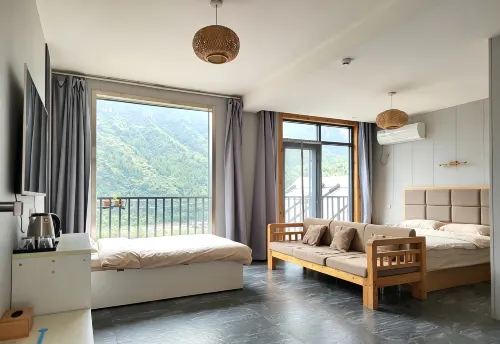 Huguan Songya Weiyang Homestay - غرفة مطلة على الجبل