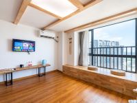广州正飞阳光亲子公寓 - 木落舒适大床房