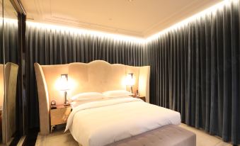 elegant nightstand with a lamp, creating a cozy and stylish atmosphere in the room at Shanghai Jinjiang Metropolo Classic East Nanjing Road Hotel