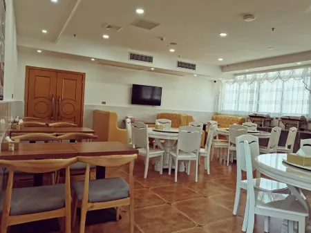 Vienna Hotel (Chongqing Dazu Stone Carving) Отели рядом с достопримечательностью «Dazu Stone Carving Baoding Mountain Scenic Area - Guiding Service Hall»