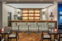 Mediterranean Beach Hotel - bars