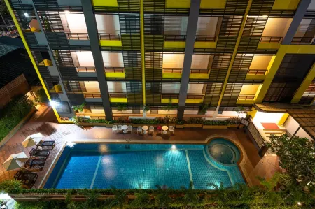 SB Living Place Hotel Phuket Town Отели рядом с достопримечательностью «Villa Sawarin»