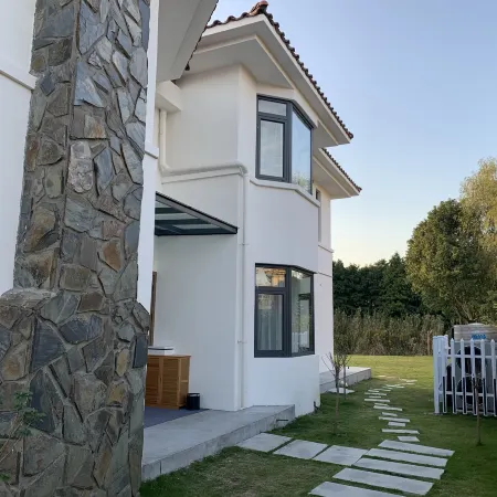 Qinyuan Lake View Pool Villa