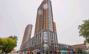 Strawberry E-sports Hotel (Xinxiang East Station Parker Residence Shop)