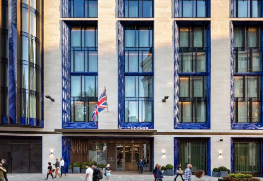 더 런더너의 세련된 인테리어와 바 공간