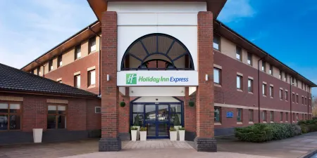Holiday Inn Express Warwick - Stratford-Upon-Avon Отели рядом с достопримечательностью «Warwick Racecourse»