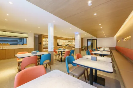 HanTing Hotel (Donggang Huanghai Dashichang) Отели рядом с достопримечательностью «Dalu Island»