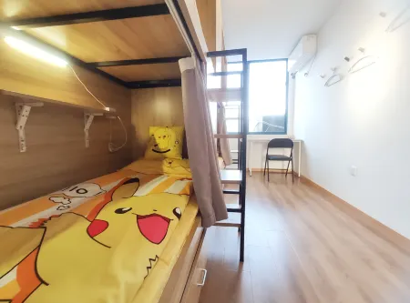 Pikachu Temperature Youth Hostel (Nanjing Zhushan Road Subway Station)