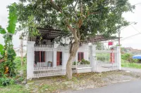 RedDoorz Syariah near UMS Solo - RSO Soeharso Hotel dekat Super Indo Gumpang
