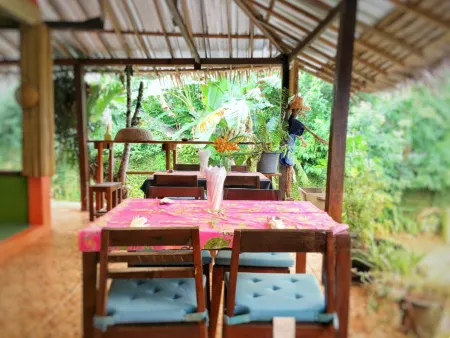 Les Fleurs House Отели рядом с достопримечательностью «Small Sandy Beach»