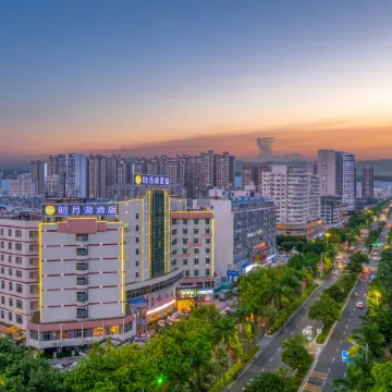Mingyue Lake Hotel (Guangxi University Zoo Subway Station)