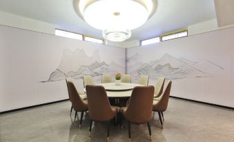 Earl Family Hotel (Changbai Mountain North Slope Distribution Center Erdao Baihe)