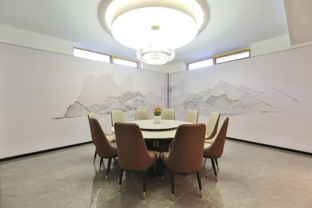 Earl Family Hotel (Changbai Mountain North Slope Distribution Center Erdao Baihe)