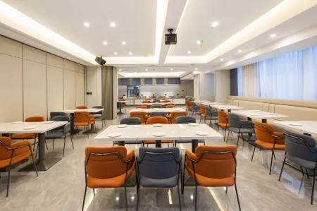 He Yi Plus Hotel (Zhuhai Shiren Wanda Plaza) Отели рядом с достопримечательностью «Crocodile Island»