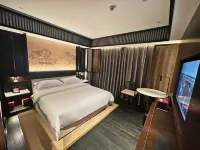 雲浮鴻鑫精品飯店（雲浮吾悅廣場店） 楚楚頂牆（興雲西路店）附近的飯店