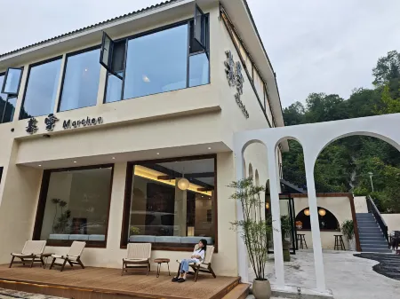 Muxue Homestay Отели рядом с достопримечательностью «Xiling Canyon Drifting»