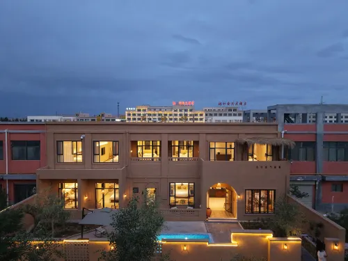 Dunhuang Minglu Designer Guesthouse - สระว่ายน้ำส่วนตัว