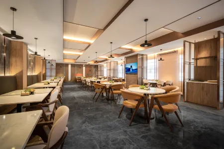 Atour Hotel on National Highway 318 in Xinduqiao, Kangding