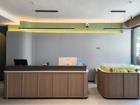 Qianyue Hotel (Luodian Pearl Plaza) Отели рядом с достопримечательностью «Moon Bay Health and Wellness Resort»