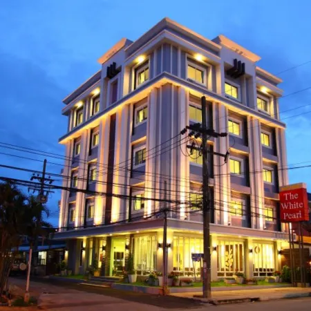 The White Pearl Hotel Отели рядом с достопримечательностью «Технический колледж Краби»