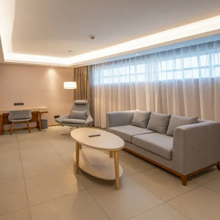 Lavande Hotel (Jiaozuo Wanfang Bridge Railway Station Store)