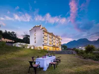 Elegant Residence·Jinlansu Hotels near Laya Waterfall