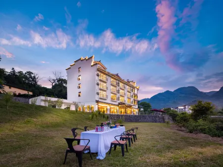 Elegant Residence·Jinlansu Отели рядом с достопримечательностью «Laya Waterfall»