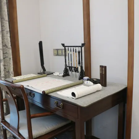 Huazhong Holiday Hotel
