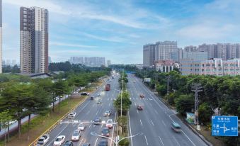 There is an elevated city street with cars and buildings on both sides at Ousika International Hotel (Dongguan Gaobu Tongfu)