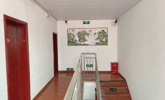 Gongyi Baoshi Business Hotel