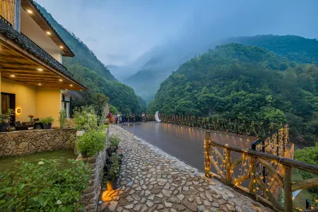 Hualu·Yuejian Light Luxury Tingxi Parent-child Wild Luxury Holiday Villa (Tonglu Qinglongwu Branch) Отели рядом с достопримечательностью «Baiyunyuan»