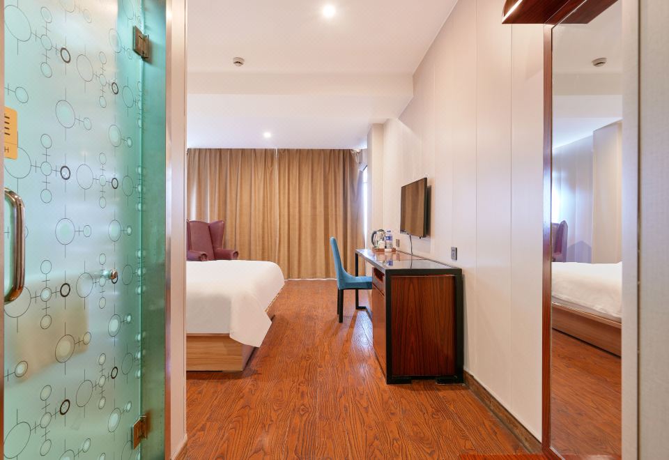 깔끔하고 정돈된 호텔 객실 내부 이미지