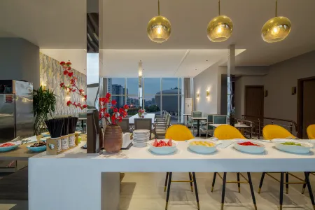 Shenxiangtang Riverview Art Hotel (Suining Dingsheng International Wanda Plaza) Отели рядом с достопримечательностью «Sichuan Suining Normal School»