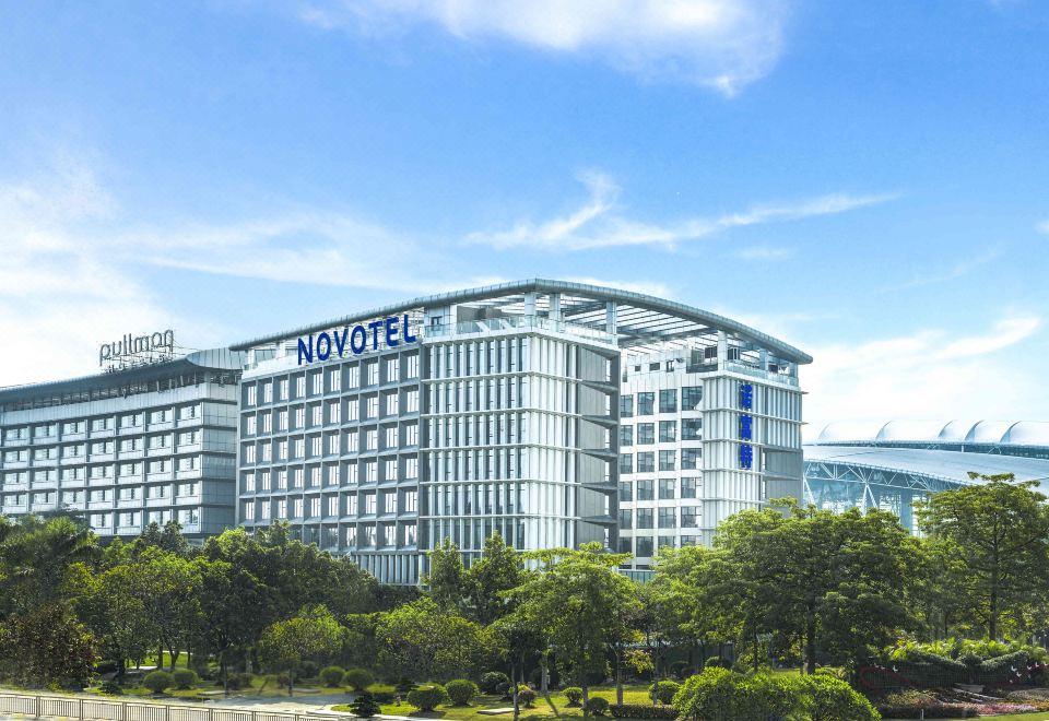 "A large building with a sign that says ""hotel"" in front and another sign" at Novotel Guangzhou Baiyun Airport (Terminal)