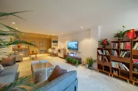 Mountain and View Inn (Xijiang Qianhu Miao Village Museum Shop)