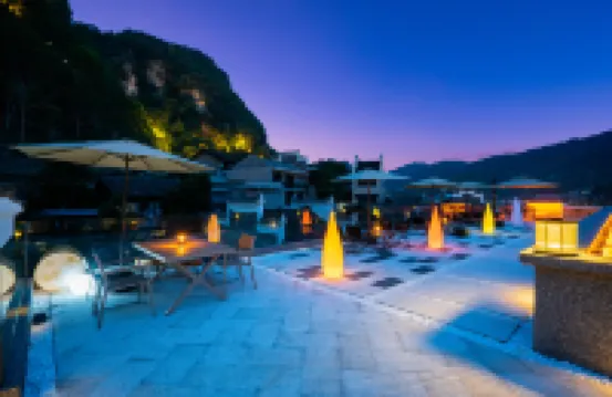 Shanheshi 360° Panoramic Skyview Guesthouse (Zhenyuan Ancient Town)