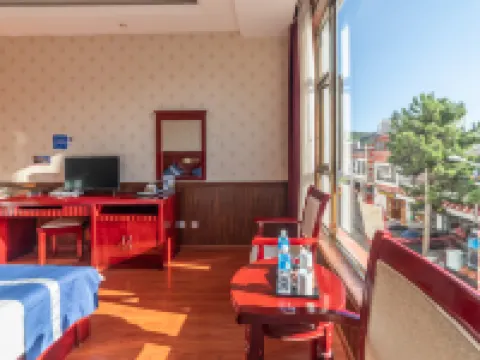 Deqin Meili Yingyue View Hotel (Feilai Temple Meili Snow Mountain Branch) Hotels in Deqin
