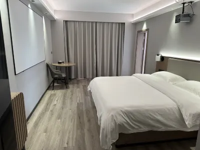 Qingfeng Hotel (Huarong) Hotels near Zhuzikou Ouchihe Park