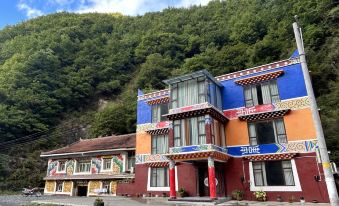 Heishui Colorful Hostel