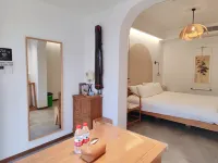 Xiangyang Ruoyin Homestay (Xiangyang Ancient City Zhongxuan Building)