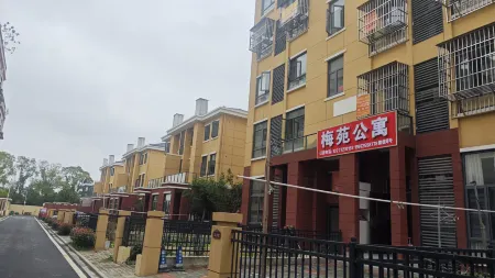 Meiyuan Apartment Отели рядом с достопримечательностью «Mechanical and Electronic Engineering Department of Huanggang Polytechnic College»