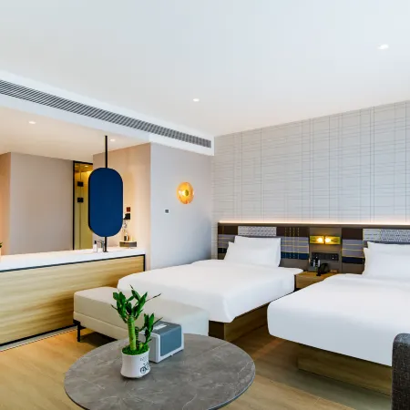 Homeinn Plus Hotel (Aksu Jiefangbei Road Airport)