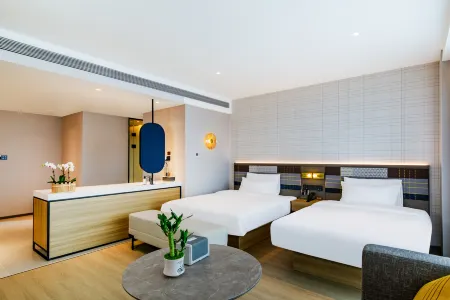 Homeinn Plus Hotel (Aksu Jiefangbei Road Airport)