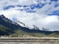 Yulong Xuelu Shiyu Homestay Hotels near Xuesong Village (Yuhu Village)