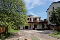 Longyou Xiaohuang Yard Homestay