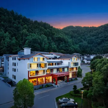 張家界芊山月度假酒店(國家森林公園武陵源標誌門店) 鄰近寶峯湖景區的酒店