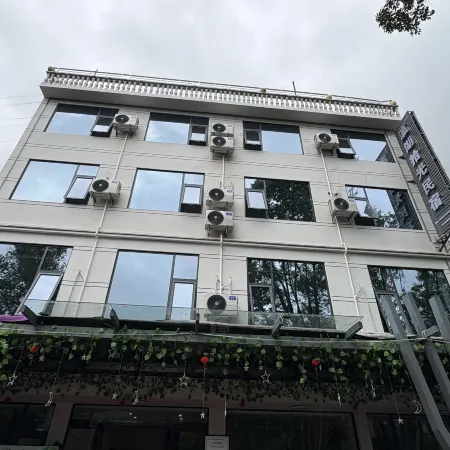 Yinghu Shiguang Homestay (Yinghu Scenic Area South Gate Parking Lot)