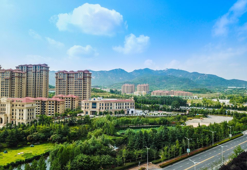 [롱위안 윈저 뮬산 호텔의 깔끔하게 정리된 침구]