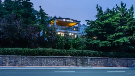 Floral Hotel · Qingdao Wilderness Hotel(Laoshan Beach Store in Laoshan Scenic Area) Отели рядом с достопримечательностью «Laoshan Taiqing Palace»